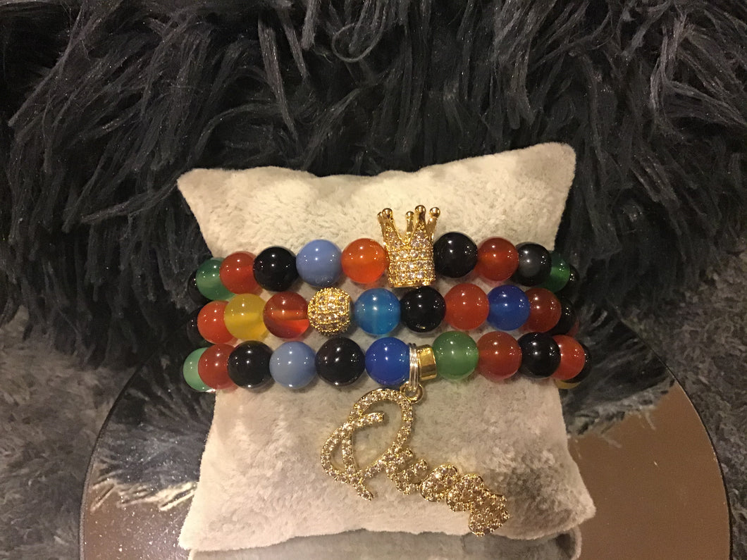 A Queen with a crown agate bracelet with gold accents