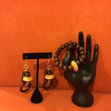 Load image into Gallery viewer, Wooden earrings and bracelet set
